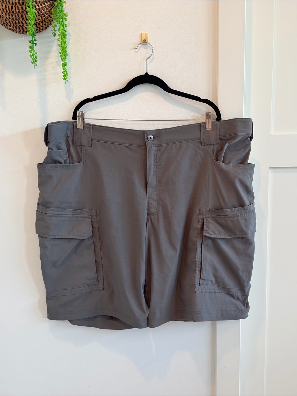 Duluth Trading Co Men’s Relaxed Fit Gray Utility Cargo Shorts Size 46